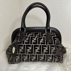 💯 Authentic Fendi Selleria  Zucca Hsndbsg🍀